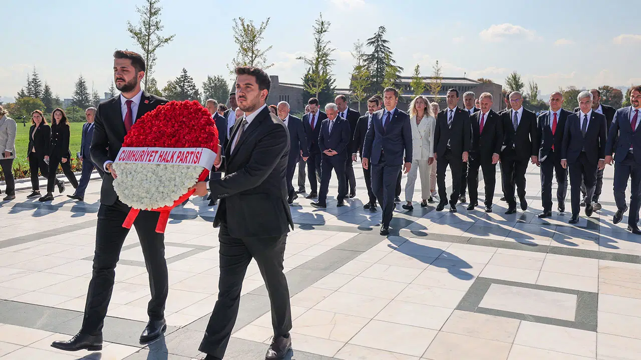 chp 102 yasinda chp heyeti devlet mezarligini ziyaret etti lQZvpym3