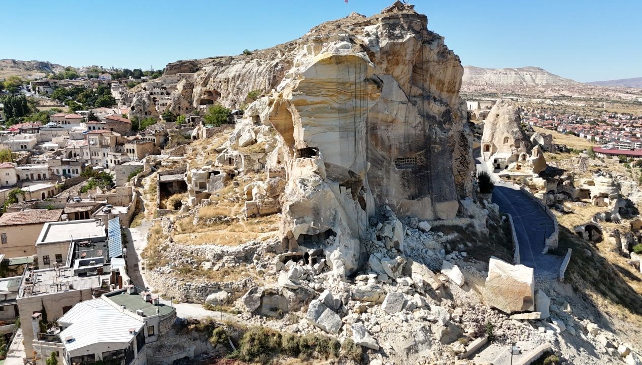 nevsehirde kadikalesinden kopan kaya parcasi dustu kp7ZrVwq