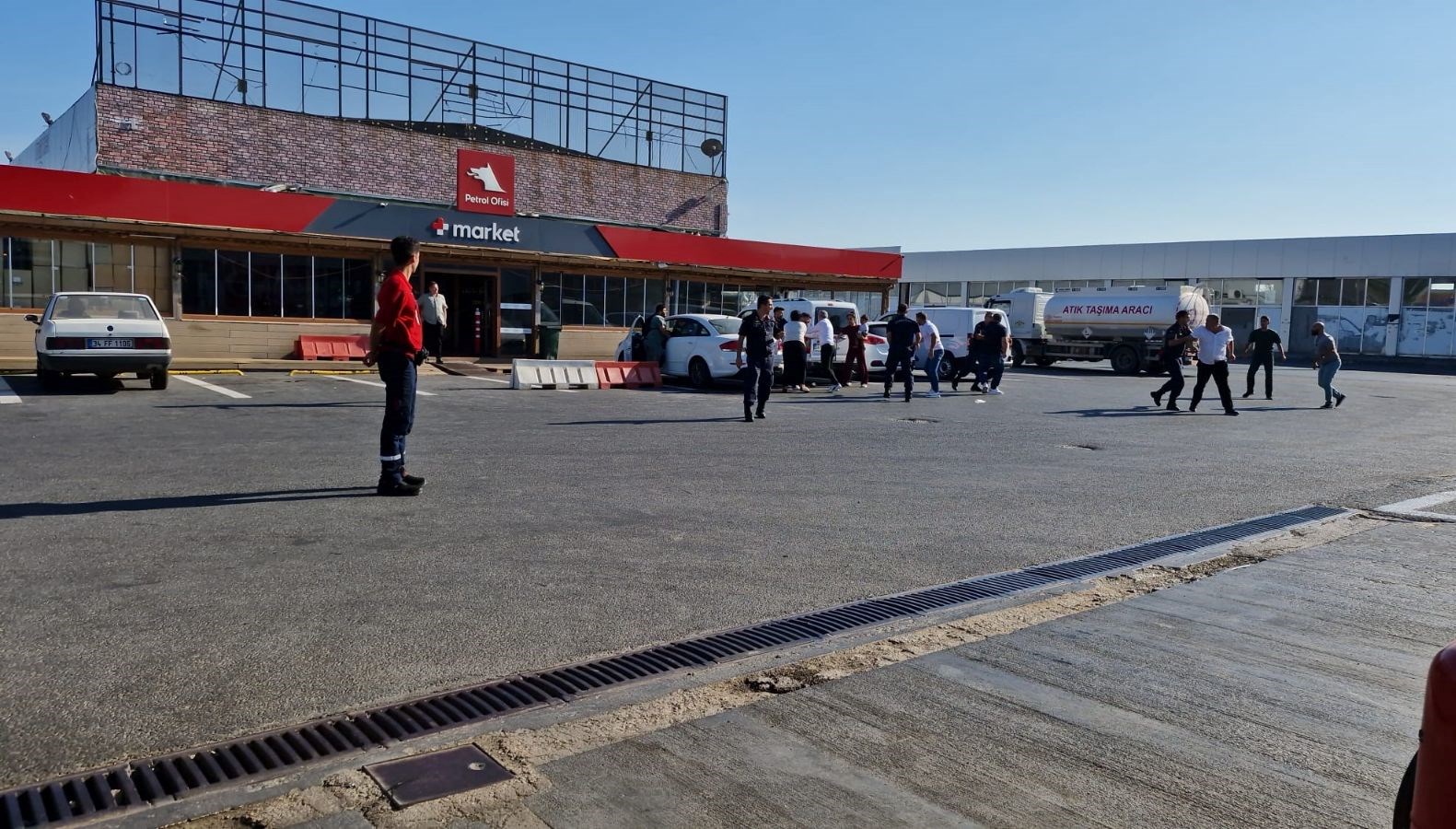 omuz atma kavgasi iki aile akaryakit istasyonunu birbirine katti z7j1Y6GZ