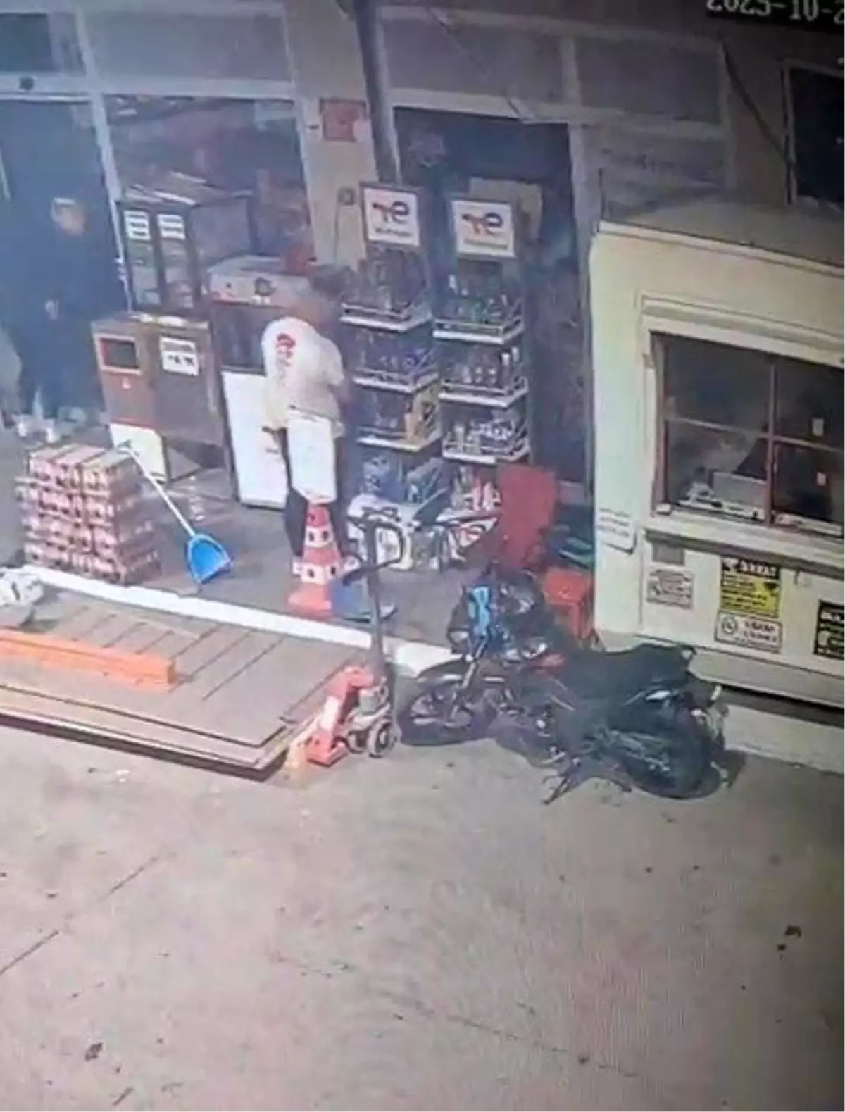 denizlide hirsizlik kamerada PU4Pf85N.jpg