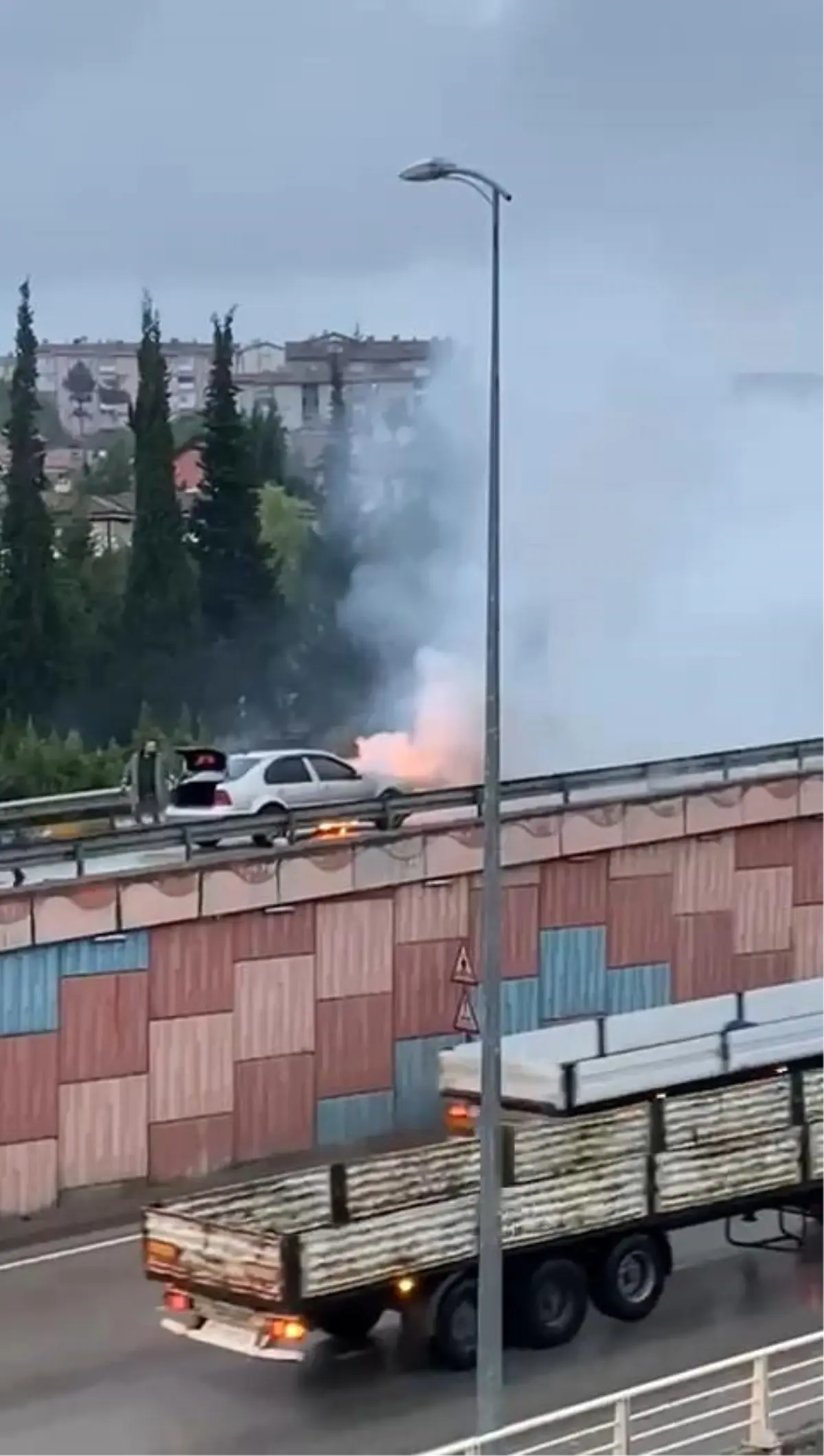 karabukte seyir halindeki otomobilde yangin cikti iWKJRmgO