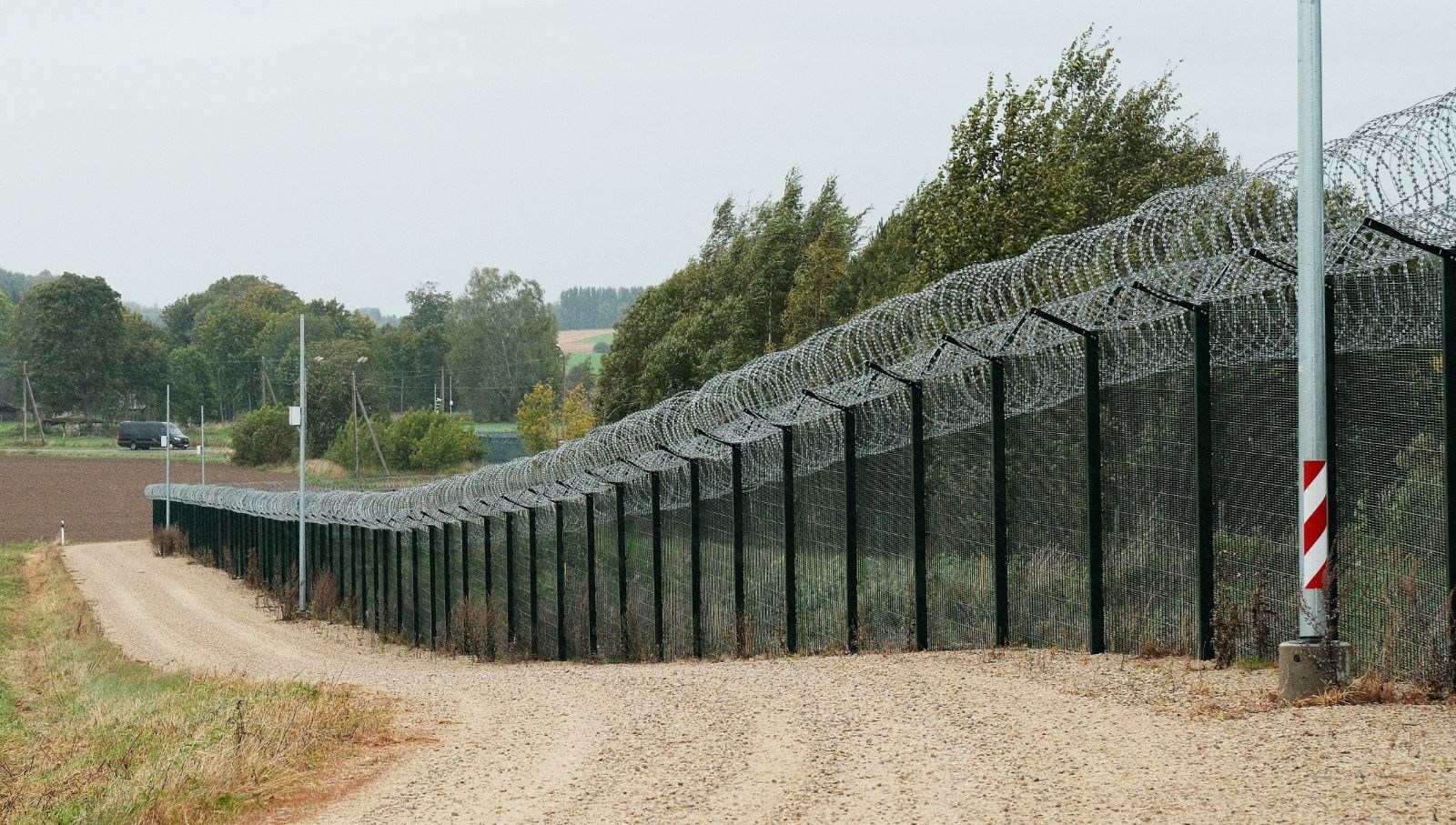 sinirda silahli rus askerleri goruldu estonya yolu kapatti KsO8jpvi.jpg