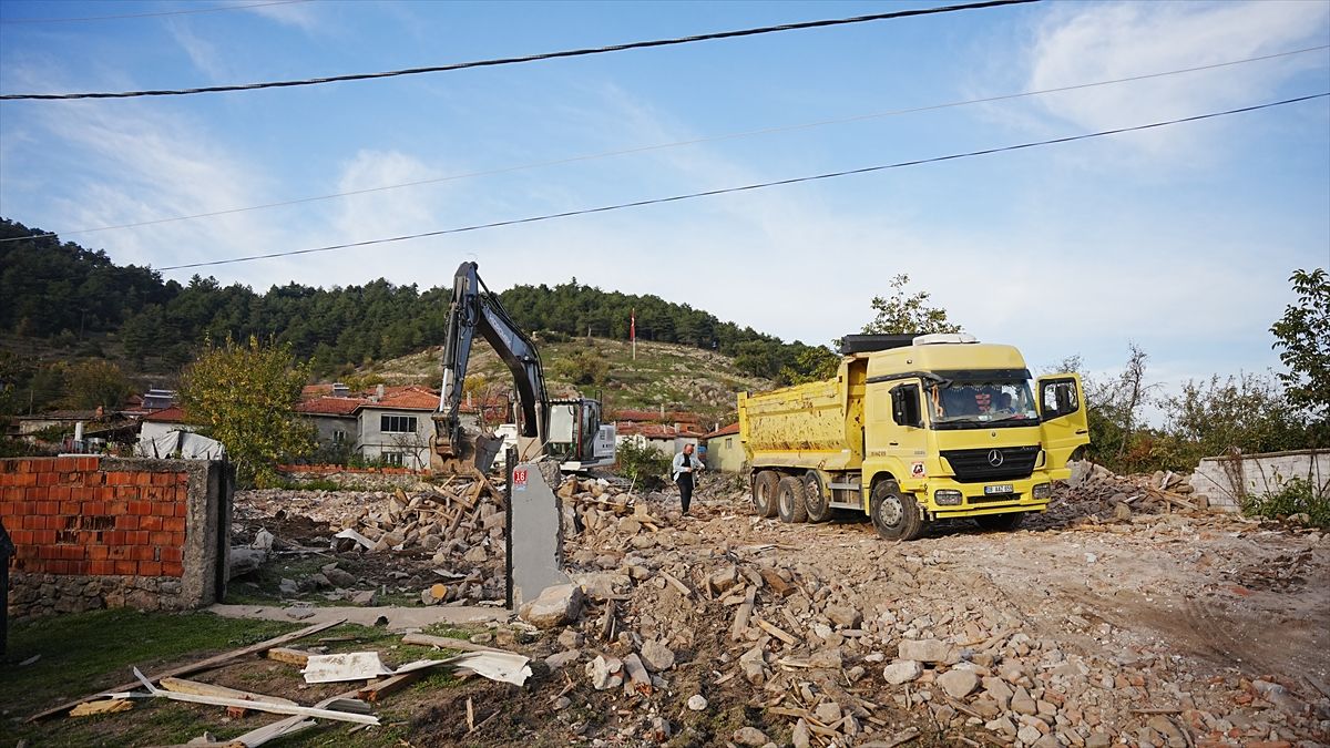 balikesir sindirgida agir hasarli binalarin yikim calismalari devam ediyor VELltNgs.jpg