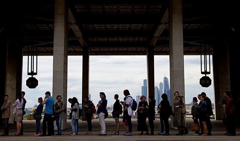 ARİV: Nobel ödüllü ABD'li biyolog James Watson'ın Rusya Bilimler Akademisi'nde verdiği konferansa katılmak için sıraya giren insanlar, Moskova, 17 Haziran 2015.