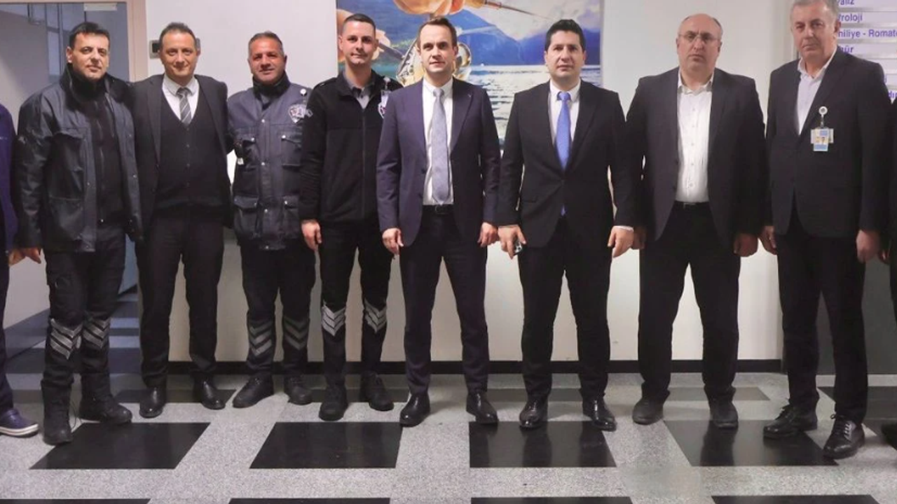 saglik-muduru-ozdemirden-saldiriya-ugrayan-guvenlik-gorevlisine-gecmis-olsun-ziyareti-3VdHLf4I.png