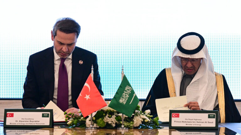 suudi-arabistan-ile-turkiye-arasinda-2-milyar-dolarlik-gunes-enerjisi-anlasmasi-imzalandi-DsnrsEyq.jpg