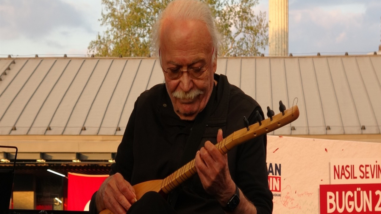 Cahit Berkay, Bursa’da Unutulmaz Bir Konser Verdi