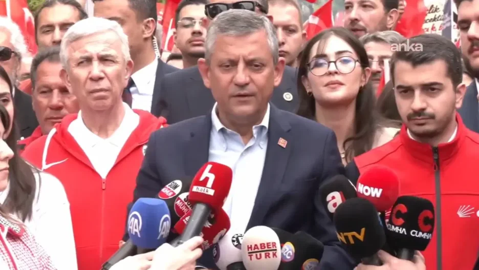 CHP Genel Başkanı Özgür Özel, 19 Mayıs Gençlik Korteji’nde İmamoğlu ve Yavaş’ı Destekledi