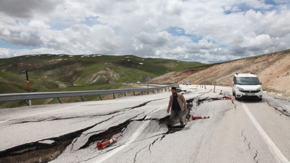Ahlat-Malazgirt Kara Yolu Zemin Kayması Nedeniyle Ulaşıma Kapandı
