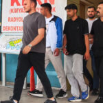Tekme tokat dovdukleri gencin kolyesini calip kactilar LIm2x9cN