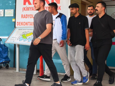 Tekme tokat dovdukleri gencin kolyesini calip kactilar LIm2x9cN