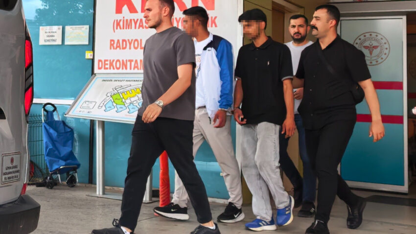 Tekme tokat dovdukleri gencin kolyesini calip kactilar LIm2x9cN
